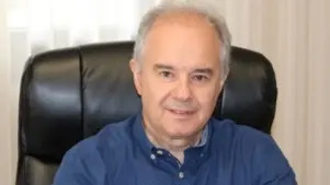 &Omicron; &delta;ή&mu;&alpha;&rho;&chi;&omicron;&sigmaf; &sigma;&tau;&omicron; &Delta;ή&mu;&omicron; &Tau;&epsilon;&mu;&pi;ώ&nu;, &Gamma;&iota;ώ&rho;&gamma;&omicron;&sigmaf; &Mu;&alpha;&nu;ώ&lambda;&eta;&sigmaf; &alpha;&nu;&alpha;&lambda;ύ&epsilon;&iota; &tau;&iota;&sigmaf; &pi;&rho;&omicron;&omicron;&pi;&tau;&iota;&kappa;έ&sigmaf; &tau;&omicron;&upsilon; &Delta;ή&mu;&omicron;&upsilon;